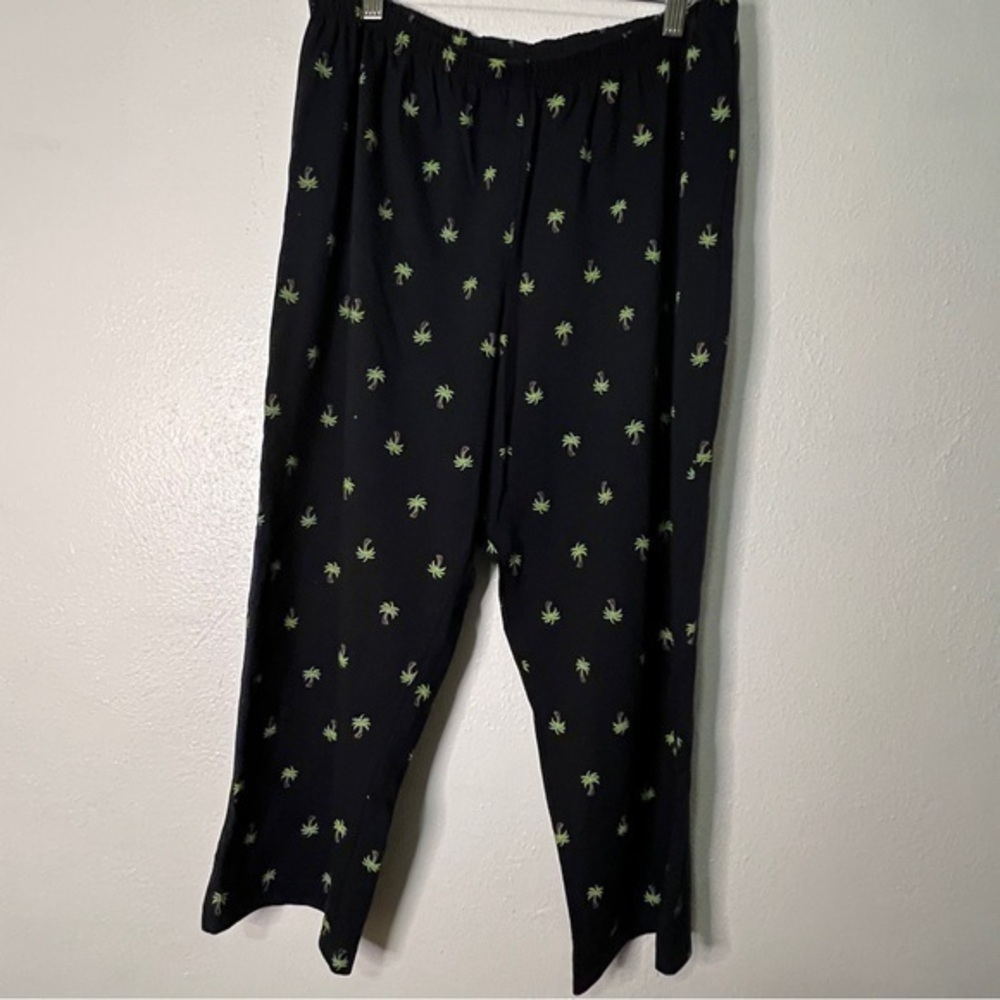 Sunny side up black capris with palm trees. Sz XL. Preowned. EUC.